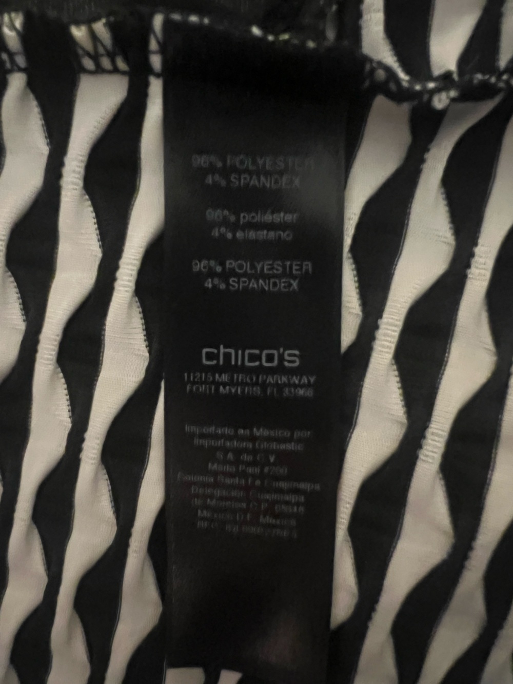 Travelers by Chico’s Black White Geometric 3D Pattern Zip Jacket Size 2/L/12 - Picture 10 of 12